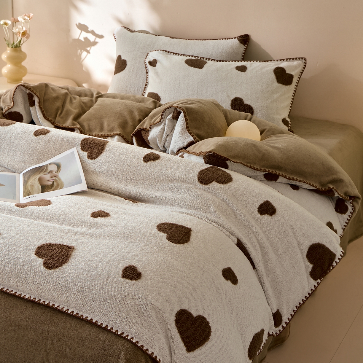 91家纺网 家纺一手货源 找家纺 绒世界 2025新款加厚兔绒提花牛奶绒四件套系列 爱心-梧桐灰