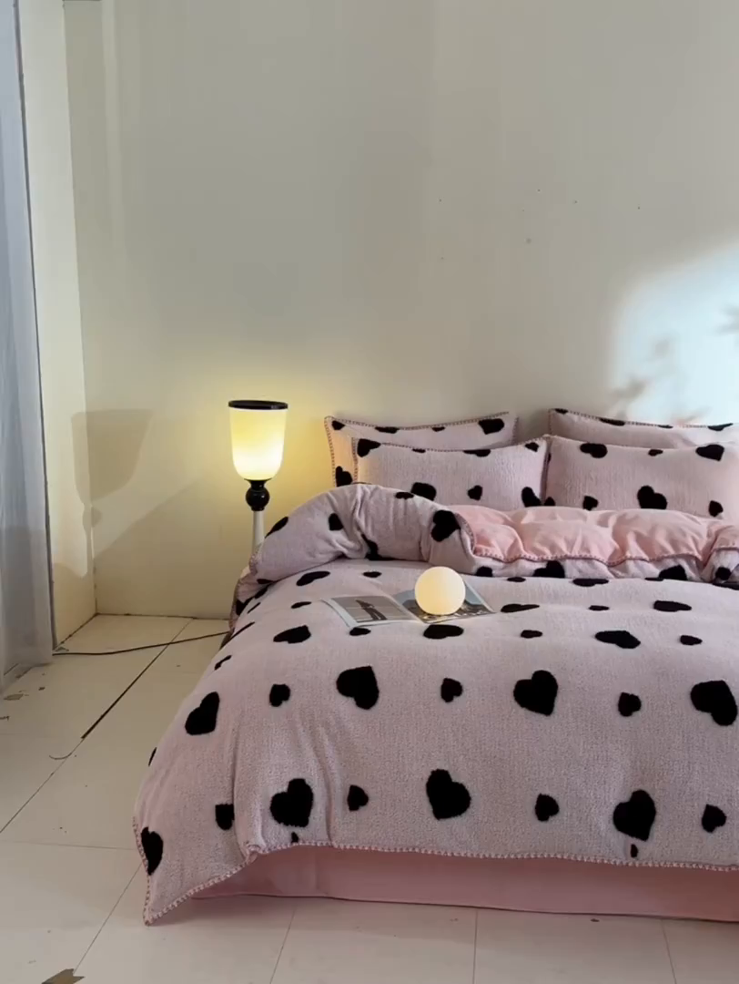 91家纺网 家纺一手货源 找家纺 绒世界 2025新款加厚兔绒提花牛奶绒四件套系列 爱心-粉