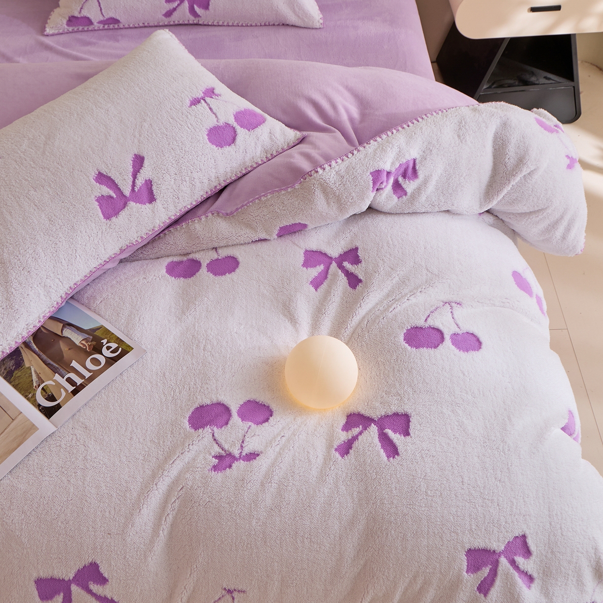 91家纺网 家纺一手货源 找家纺 绒世界 2025新款加厚兔绒提花牛奶绒四件套系列 樱桃-紫