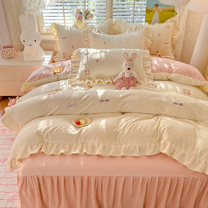 91家纺网 家纺一手货源 找家纺 绒世界 2025新款加厚牛奶绒刺绣床裙款四件套 草莓-奶白粉