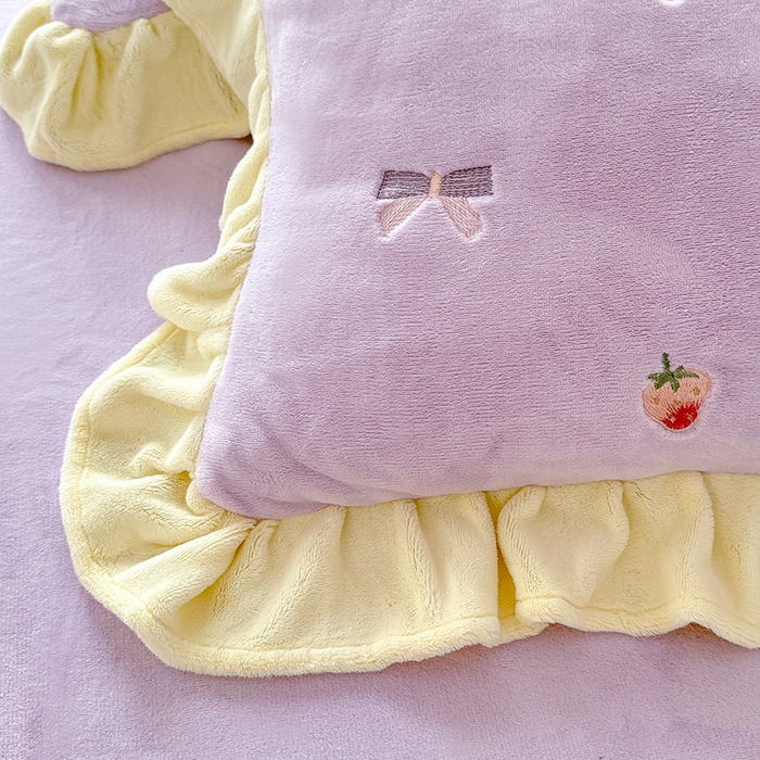 91家纺网 家纺一手货源 找家纺 绒世界 2025新款加厚牛奶绒刺绣床裙款四件套 草莓-薰衣紫