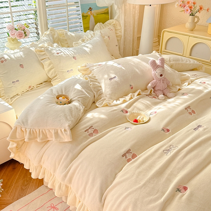 91家纺网 家纺一手货源 找家纺 绒世界 2025新款加厚牛奶绒刺绣床裙款四件套 草莓-奶白