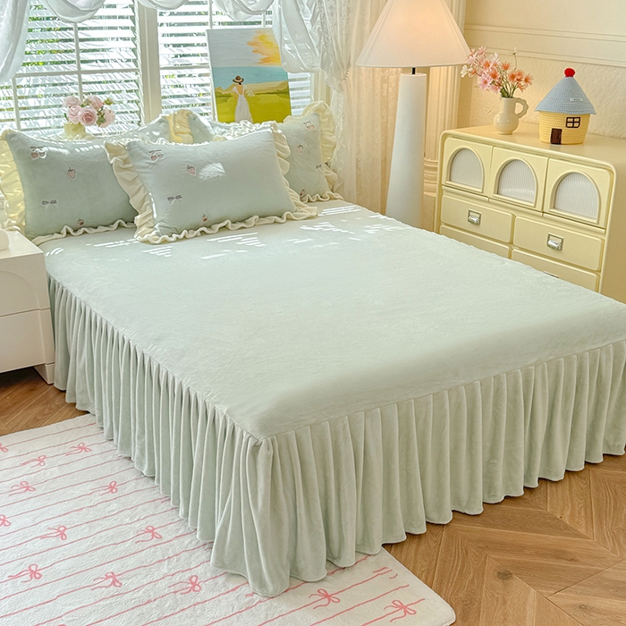 91家纺网 家纺一手货源 找家纺 绒世界 2025新款加厚牛奶绒刺绣床裙款四件套 草莓-湖水蓝