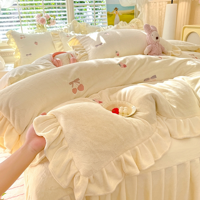 91家纺网 家纺一手货源 找家纺 绒世界 2025新款加厚牛奶绒刺绣床裙款四件套 草莓-奶白