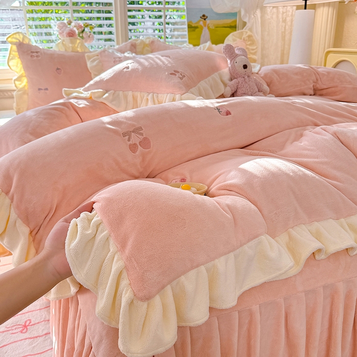 91家纺网 家纺一手货源 找家纺 绒世界 2025新款加厚牛奶绒刺绣床裙款四件套 草莓-落樱粉