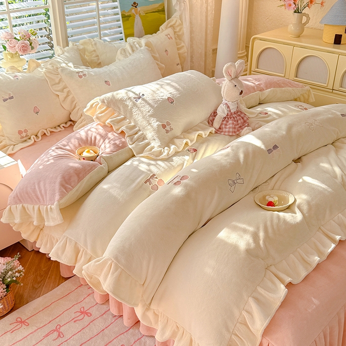 91家纺网 家纺一手货源 找家纺 绒世界 2025新款加厚牛奶绒刺绣床裙款四件套 草莓-奶白粉