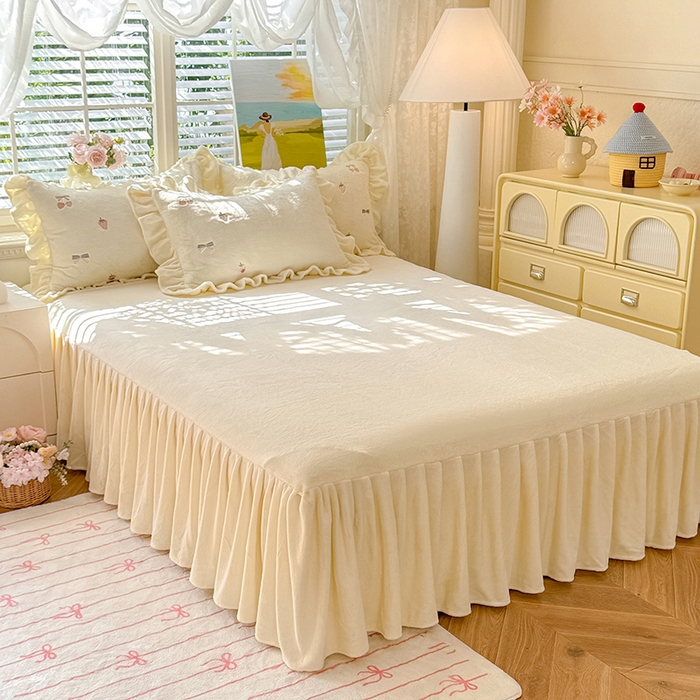 91家纺网 家纺一手货源 找家纺 绒世界 2025新款加厚牛奶绒刺绣床裙款四件套 草莓-奶白