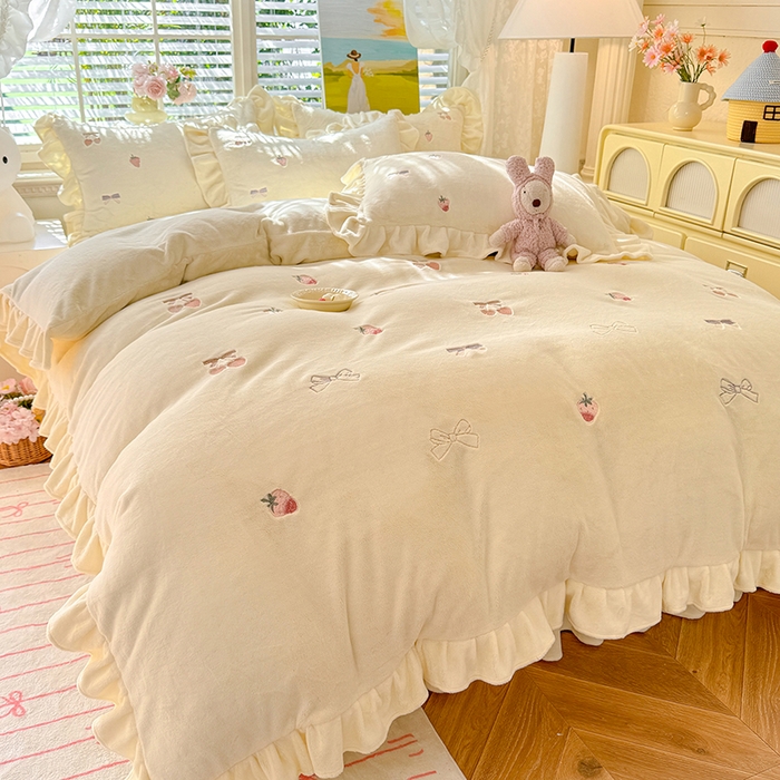 91家纺网 家纺一手货源 找家纺 绒世界 2025新款加厚牛奶绒刺绣床裙款四件套 草莓-奶白