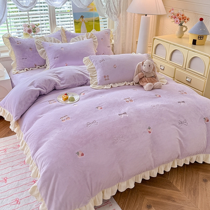 91家纺网 家纺一手货源 找家纺 绒世界 2025新款加厚牛奶绒刺绣床裙款四件套 草莓-薰衣紫