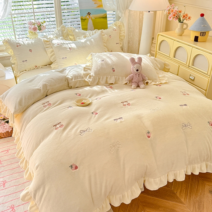 91家纺网 家纺一手货源 找家纺 绒世界 2025新款加厚牛奶绒刺绣床裙款四件套 草莓-奶白