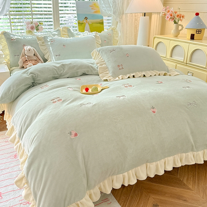 91家纺网 家纺一手货源 找家纺 绒世界 2025新款加厚牛奶绒刺绣床裙款四件套 草莓-湖水蓝