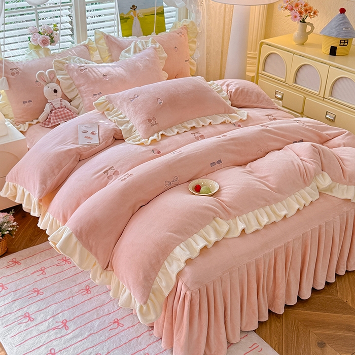 91家纺网 家纺一手货源 找家纺 绒世界 2025新款加厚牛奶绒刺绣床裙款四件套 草莓-落樱粉