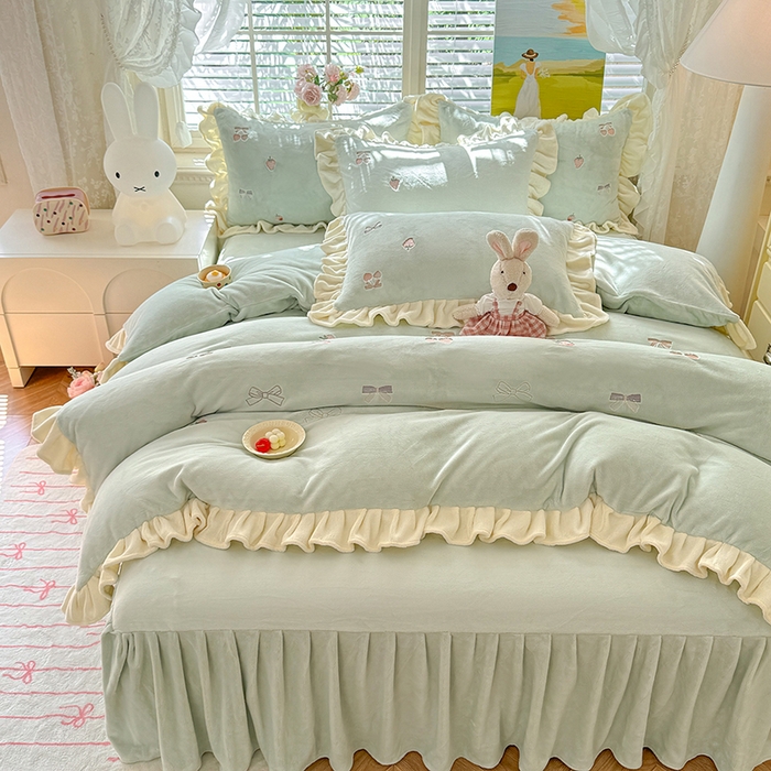 91家纺网 家纺一手货源 找家纺 绒世界 2025新款加厚牛奶绒刺绣床裙款四件套 草莓-湖水蓝