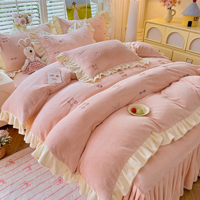 91家纺网 家纺一手货源 找家纺 绒世界 2025新款加厚牛奶绒刺绣床裙款四件套 草莓-落樱粉