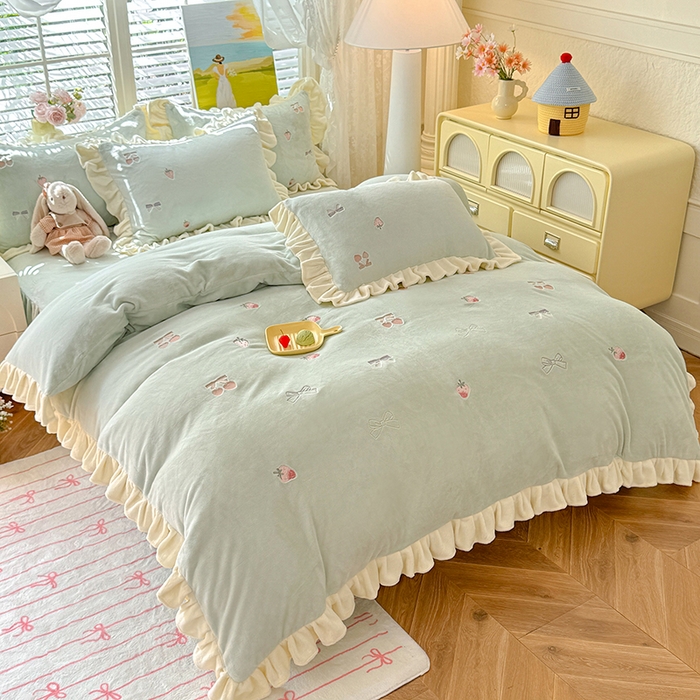 91家纺网 家纺一手货源 找家纺 绒世界 2025新款加厚牛奶绒刺绣床裙款四件套 草莓-湖水蓝