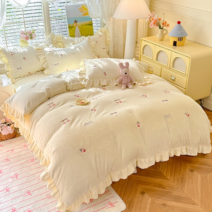 91家纺网 家纺一手货源 找家纺 绒世界 2025新款加厚牛奶绒刺绣床裙款四件套 草莓-奶白