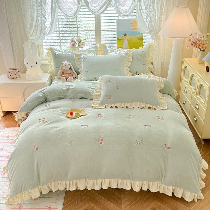 91家纺网 家纺一手货源 找家纺 绒世界 2025新款加厚牛奶绒刺绣床裙款四件套 草莓-湖水蓝