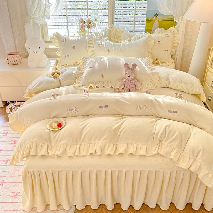 91家纺网 家纺一手货源 找家纺 绒世界 2025新款加厚牛奶绒刺绣床裙款四件套 草莓-奶白