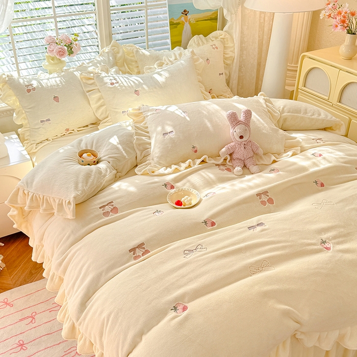 91家纺网 家纺一手货源 找家纺 绒世界 2025新款加厚牛奶绒刺绣床裙款四件套 草莓-奶白