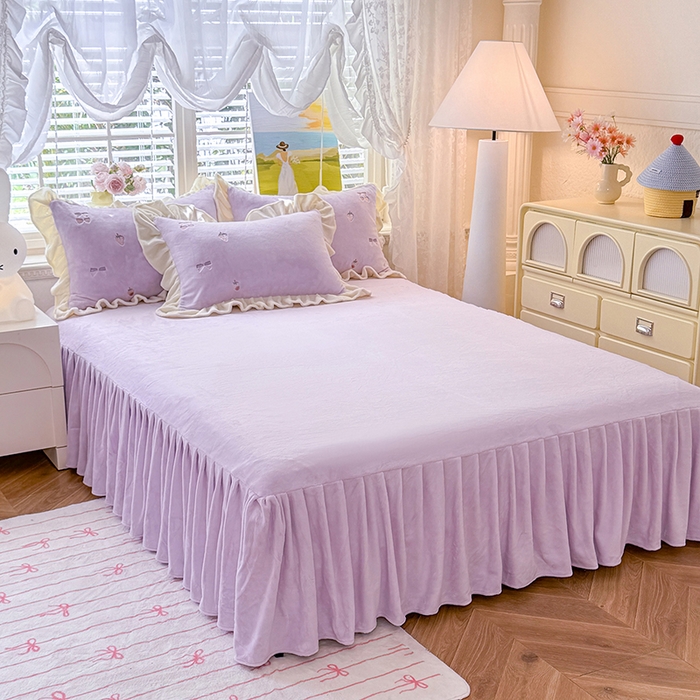 91家纺网 家纺一手货源 找家纺 绒世界 2025新款加厚牛奶绒刺绣床裙款四件套 草莓-薰衣紫