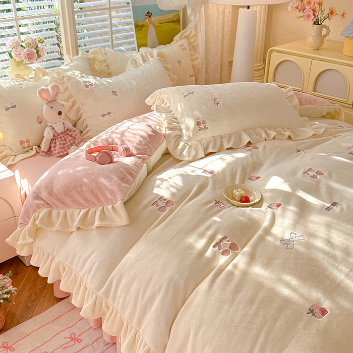 91家纺网 家纺一手货源 找家纺 绒世界 2025新款加厚牛奶绒刺绣床裙款四件套 草莓-奶白粉