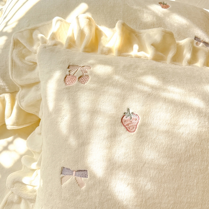 91家纺网 家纺一手货源 找家纺 绒世界 2025新款加厚牛奶绒刺绣床裙款四件套 草莓-奶白