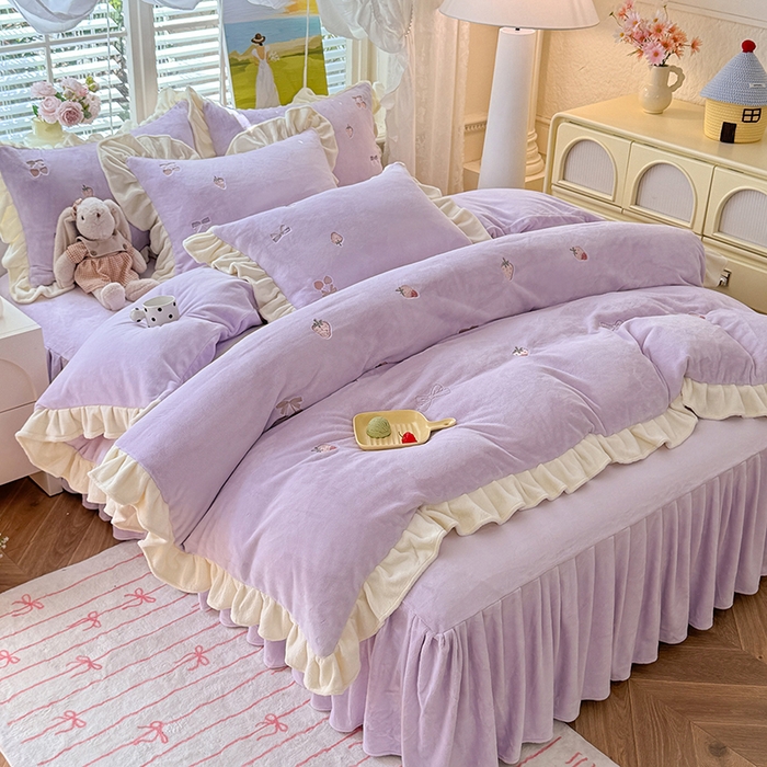 91家纺网 家纺一手货源 找家纺 绒世界 2025新款加厚牛奶绒刺绣床裙款四件套 草莓-薰衣紫