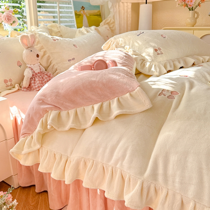 91家纺网 家纺一手货源 找家纺 绒世界 2025新款加厚牛奶绒刺绣床裙款四件套 草莓-奶白粉