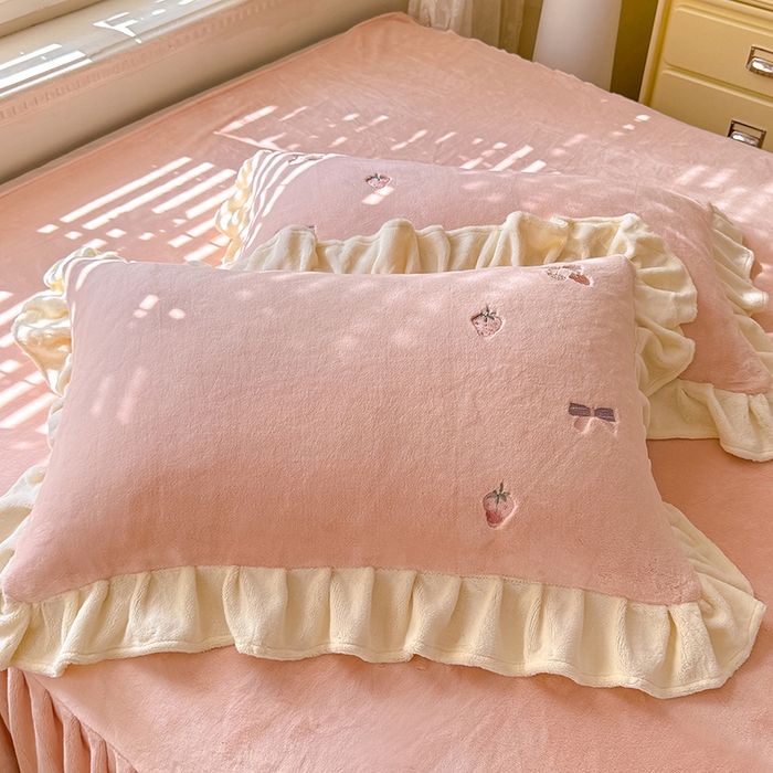 91家纺网 家纺一手货源 找家纺 绒世界 2025新款加厚牛奶绒刺绣床裙款四件套 草莓-落樱粉