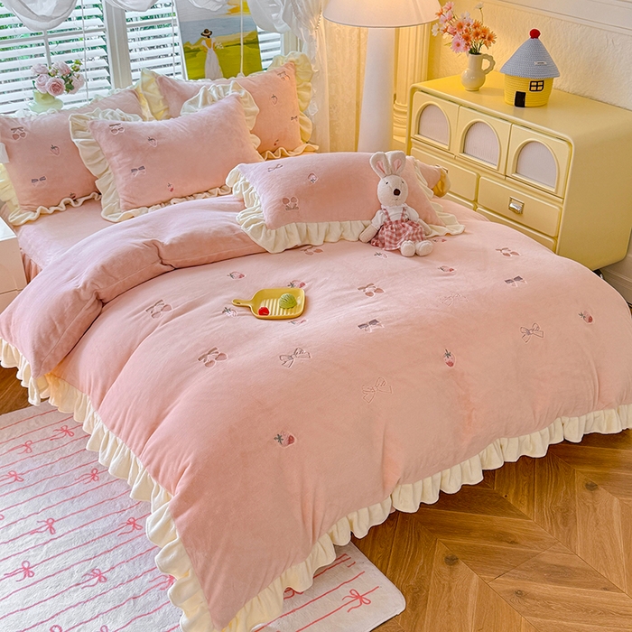 91家纺网 家纺一手货源 找家纺 绒世界 2025新款加厚牛奶绒刺绣床裙款四件套 草莓-落樱粉