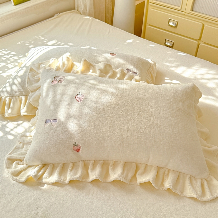 91家纺网 家纺一手货源 找家纺 绒世界 2025新款加厚牛奶绒刺绣床裙款四件套 草莓-奶白