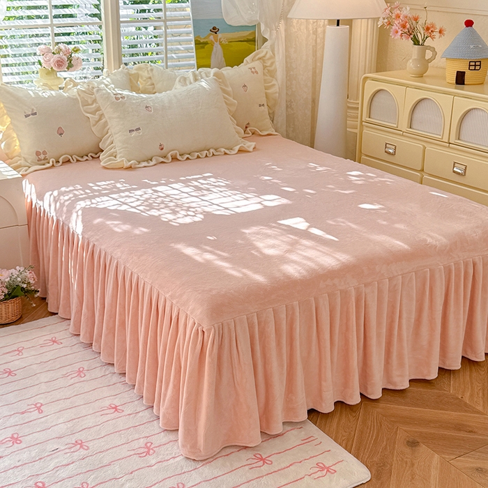 91家纺网 家纺一手货源 找家纺 绒世界 2025新款加厚牛奶绒刺绣床裙款四件套 草莓-奶白粉