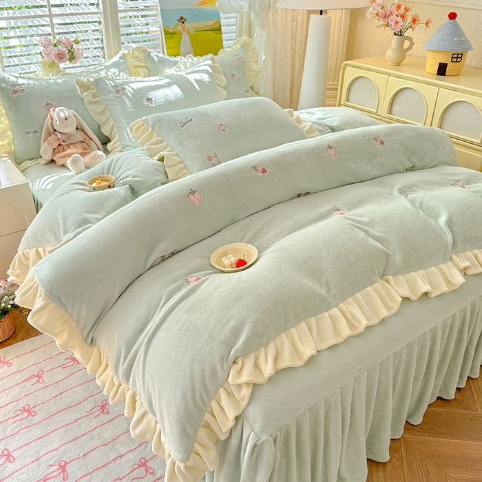 91家纺网 家纺一手货源 找家纺 绒世界 2025新款加厚牛奶绒刺绣床裙款四件套 草莓-湖水蓝