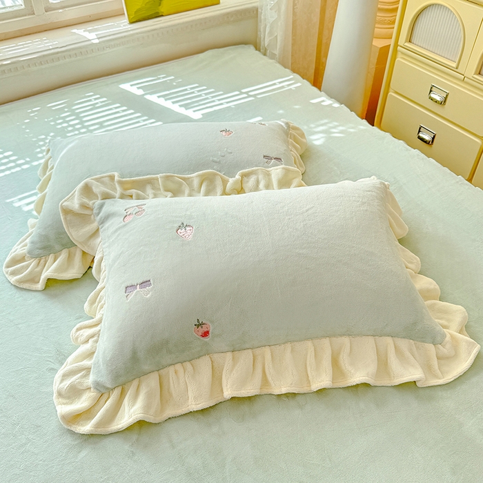 91家纺网 家纺一手货源 找家纺 绒世界 2025新款加厚牛奶绒刺绣床裙款四件套 草莓-湖水蓝