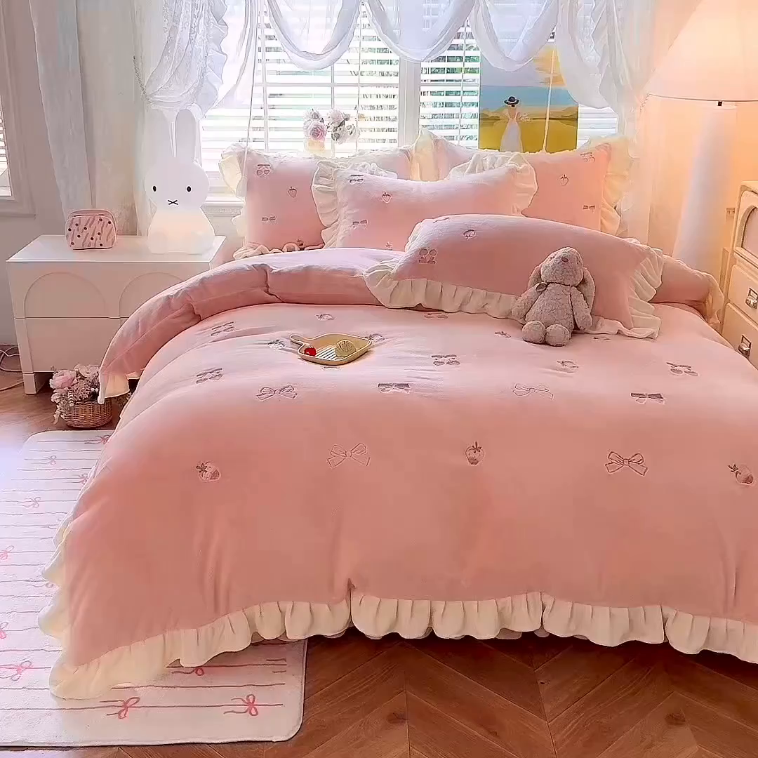 91家纺网 家纺一手货源 找家纺 绒世界 2025新款加厚牛奶绒刺绣床裙款四件套 草莓-落樱粉