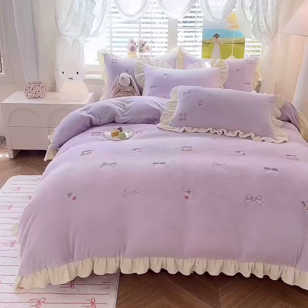 91家纺网 家纺一手货源 找家纺 绒世界 2025新款加厚牛奶绒刺绣床裙款四件套 草莓-薰衣紫