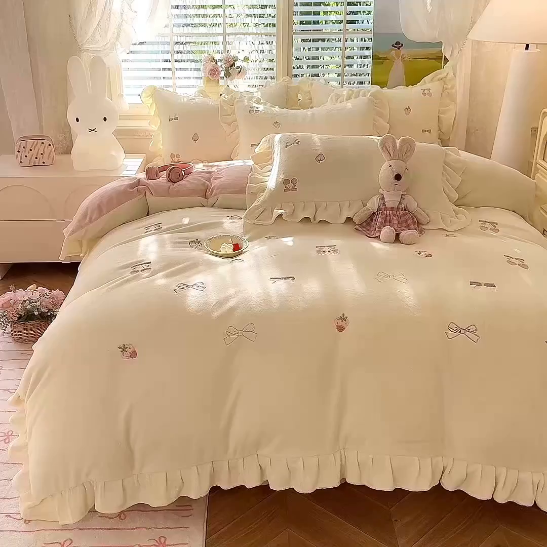 91家纺网 家纺一手货源 找家纺 绒世界 2025新款加厚牛奶绒刺绣床裙款四件套 草莓-奶白粉