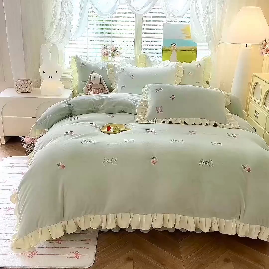 91家纺网 家纺一手货源 找家纺 绒世界 2025新款加厚牛奶绒刺绣床裙款四件套 草莓-湖水蓝