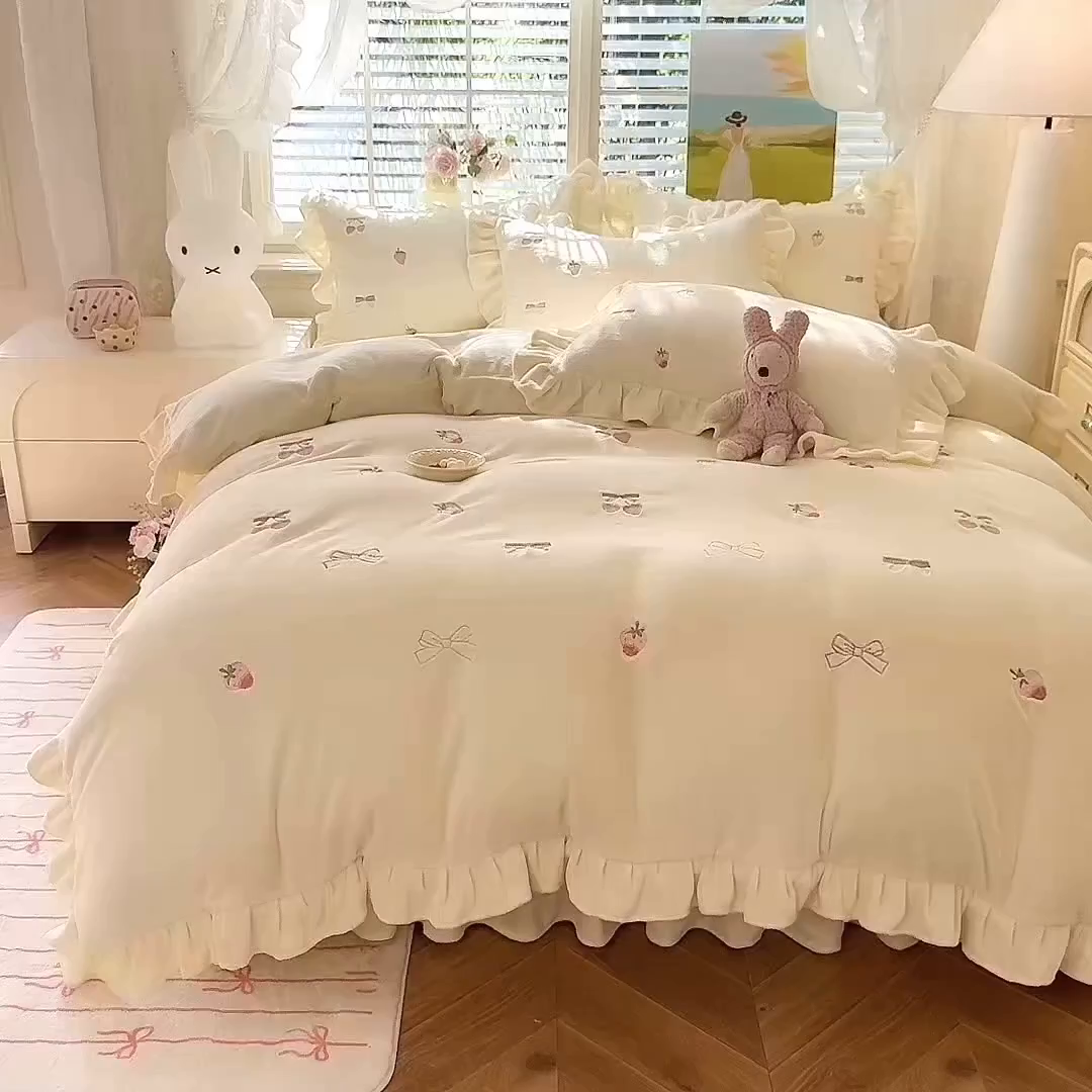91家纺网 家纺一手货源 找家纺 绒世界 2025新款加厚牛奶绒刺绣床裙款四件套 草莓-奶白