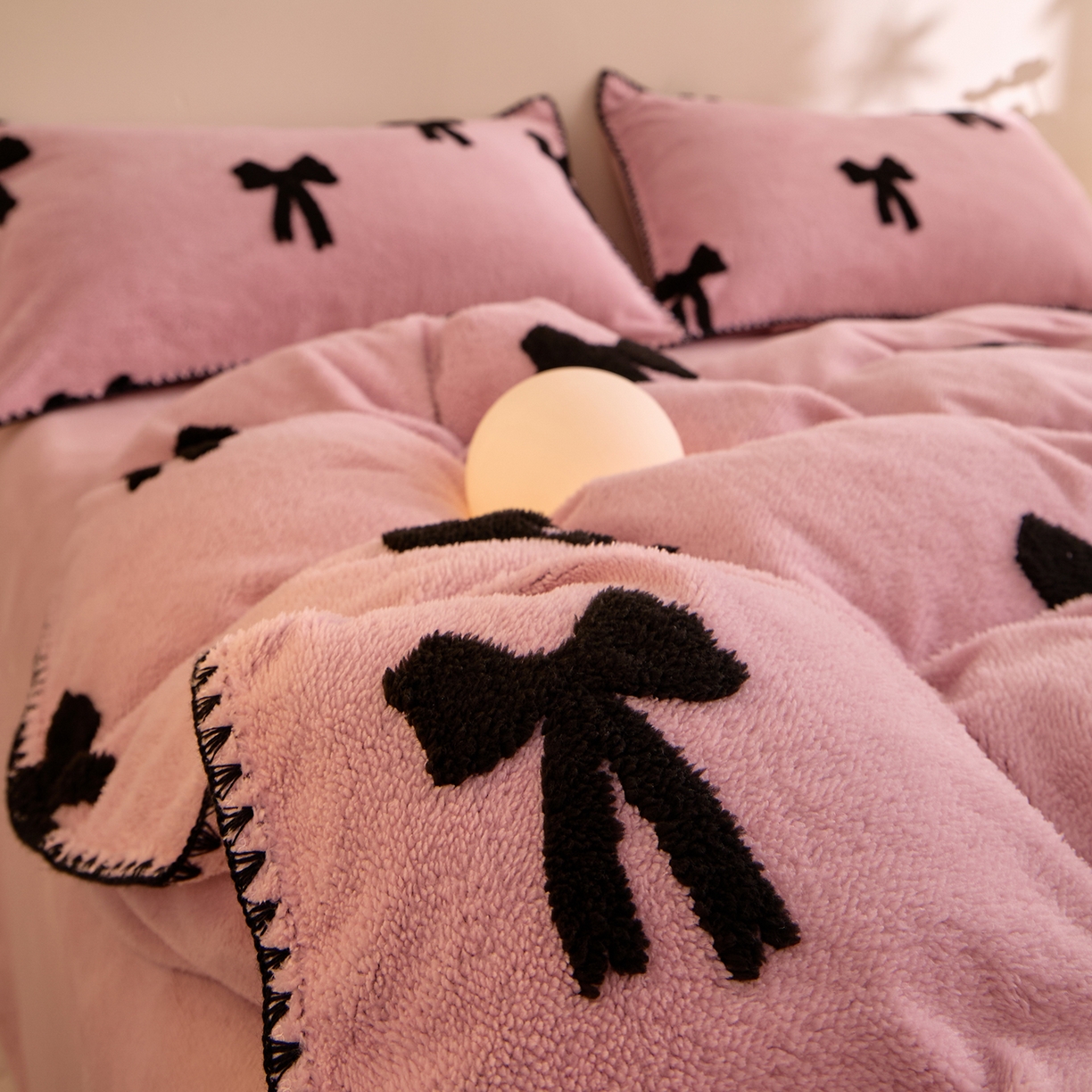 91家纺网 家纺一手货源 找家纺 丝印良品 2025新款加厚兔绒提花牛奶绒四件套系列 礼物-豆沙