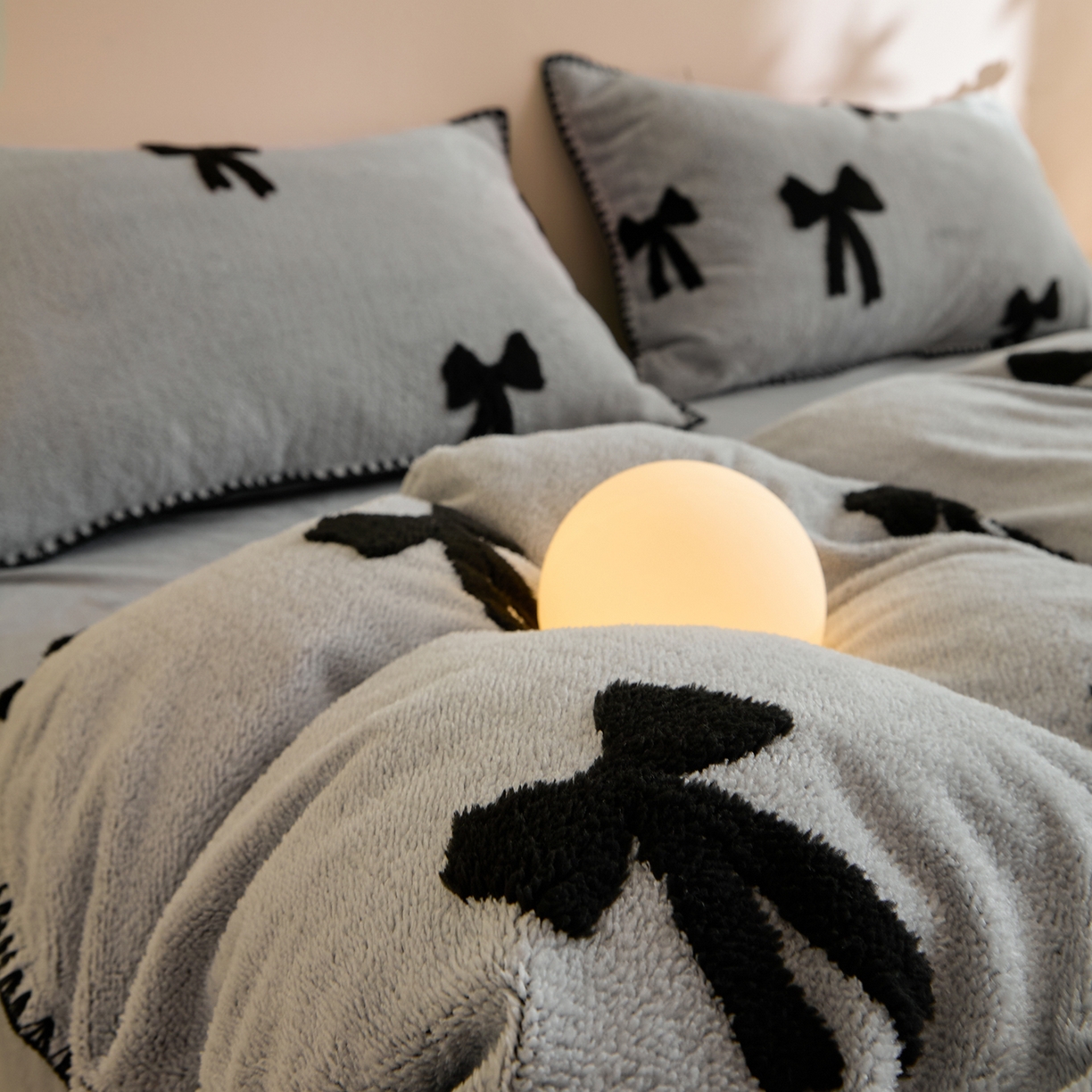 91家纺网 家纺一手货源 找家纺 丝印良品 2025新款加厚兔绒提花牛奶绒四件套系列 礼物-灰