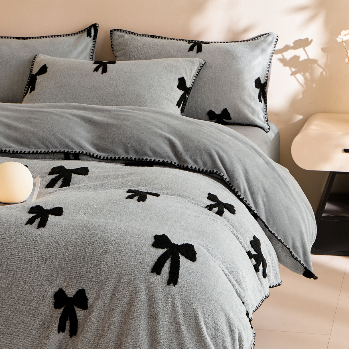 91家纺网 家纺一手货源 找家纺 丝印良品 2025新款加厚兔绒提花牛奶绒四件套系列 礼物-灰