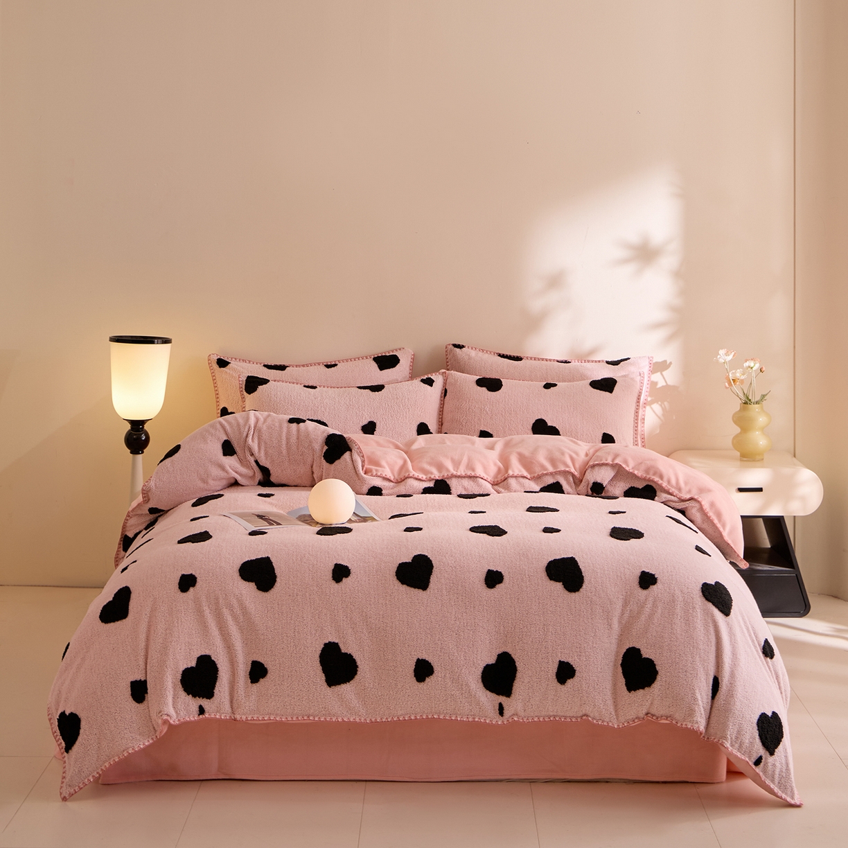 91家纺网 家纺一手货源 找家纺 丝印良品 2025新款加厚兔绒提花牛奶绒四件套系列 爱心-粉