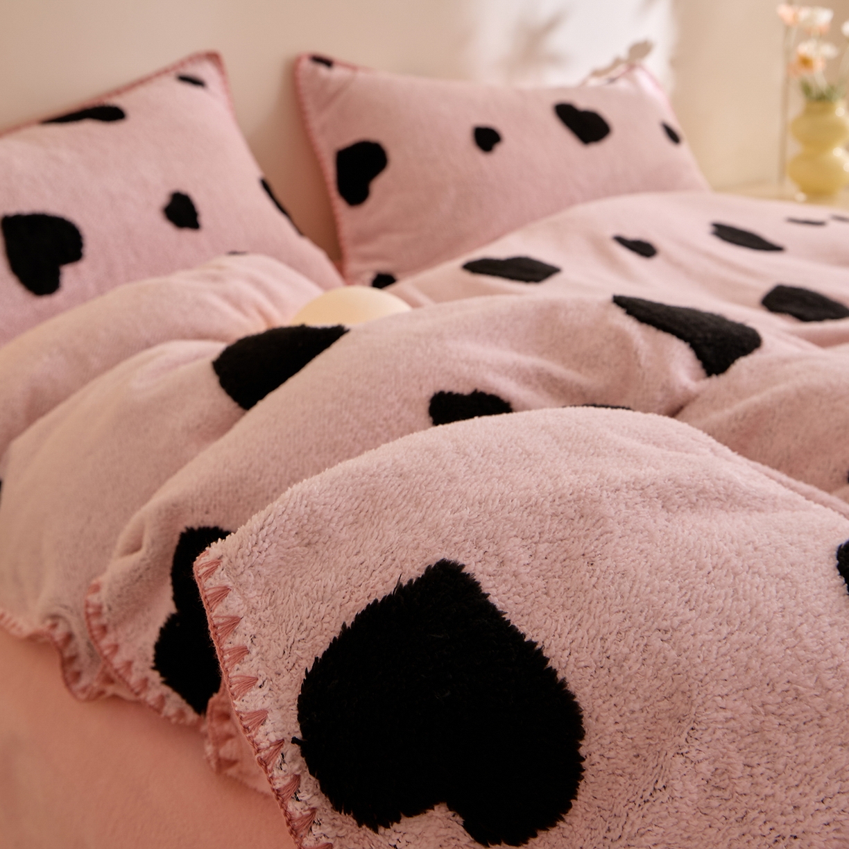 91家纺网 家纺一手货源 找家纺 丝印良品 2025新款加厚兔绒提花牛奶绒四件套系列 爱心-粉