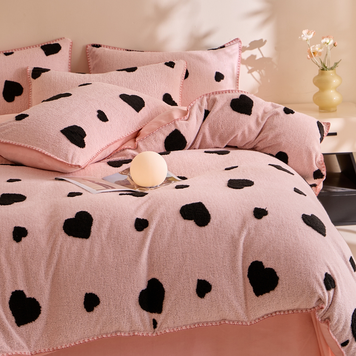 91家纺网 家纺一手货源 找家纺 丝印良品 2025新款加厚兔绒提花牛奶绒四件套系列 爱心-粉
