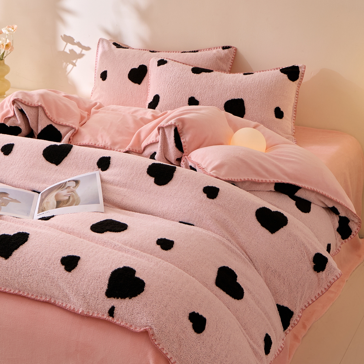 91家纺网 家纺一手货源 找家纺 丝印良品 2025新款加厚兔绒提花牛奶绒四件套系列 爱心-粉