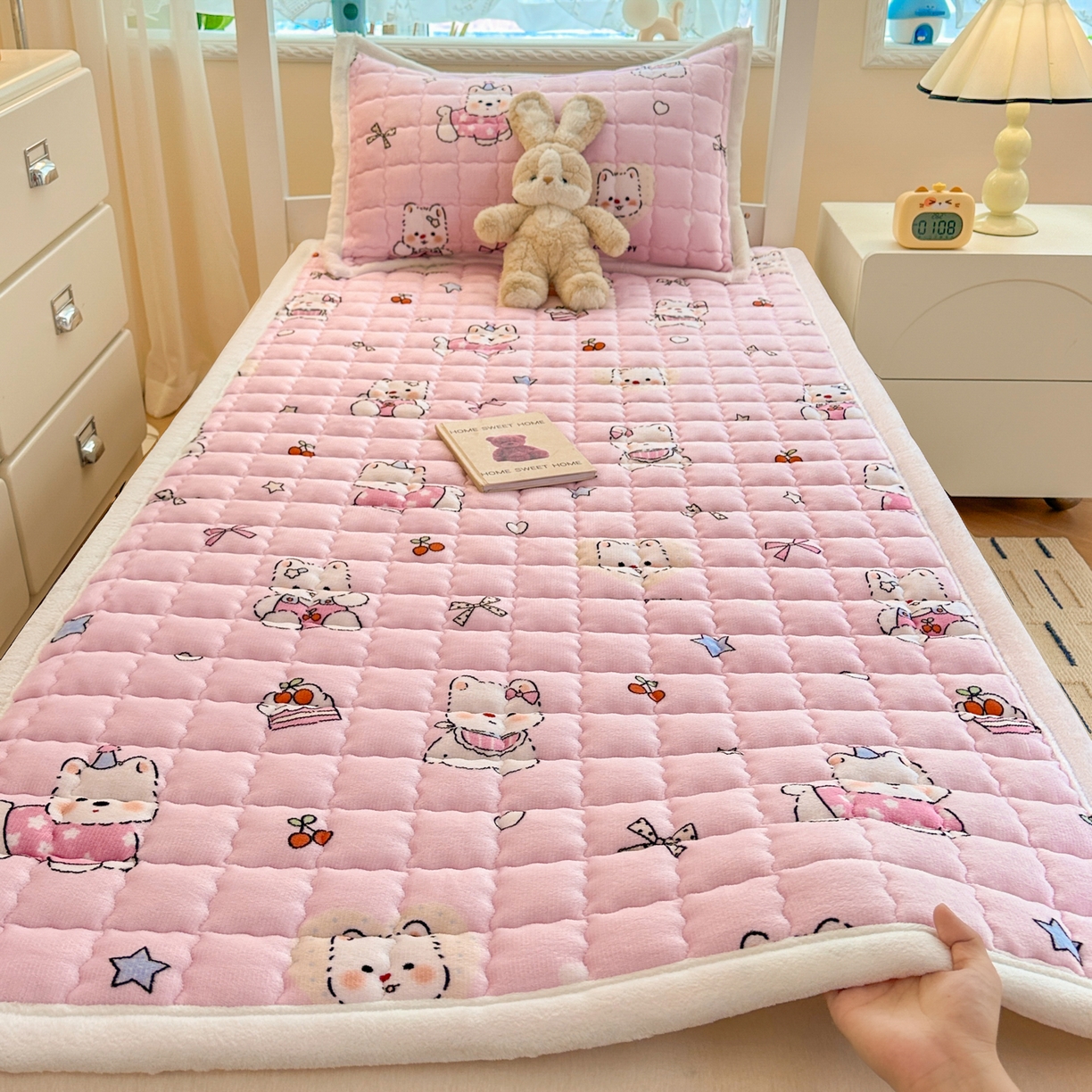 91家纺网 家纺一手货源 找家纺 川悦生活 2025新款A类印花牛奶绒床垫加厚绒保暖床床褥 床垫茶派小狗