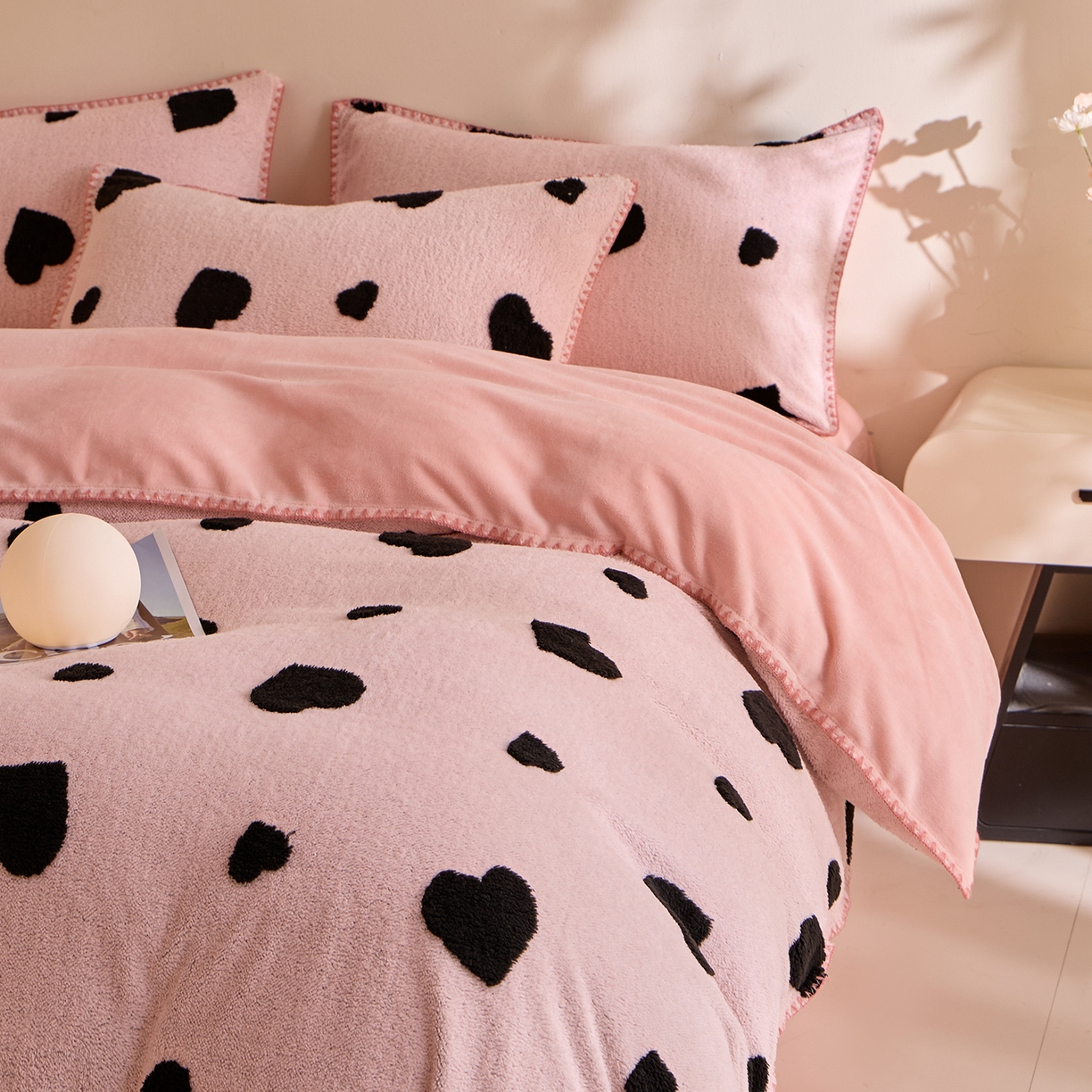 91家纺网 家纺一手货源 找家纺 丝印良品 2025新款加厚兔绒提花牛奶绒四件套系列 爱心-粉