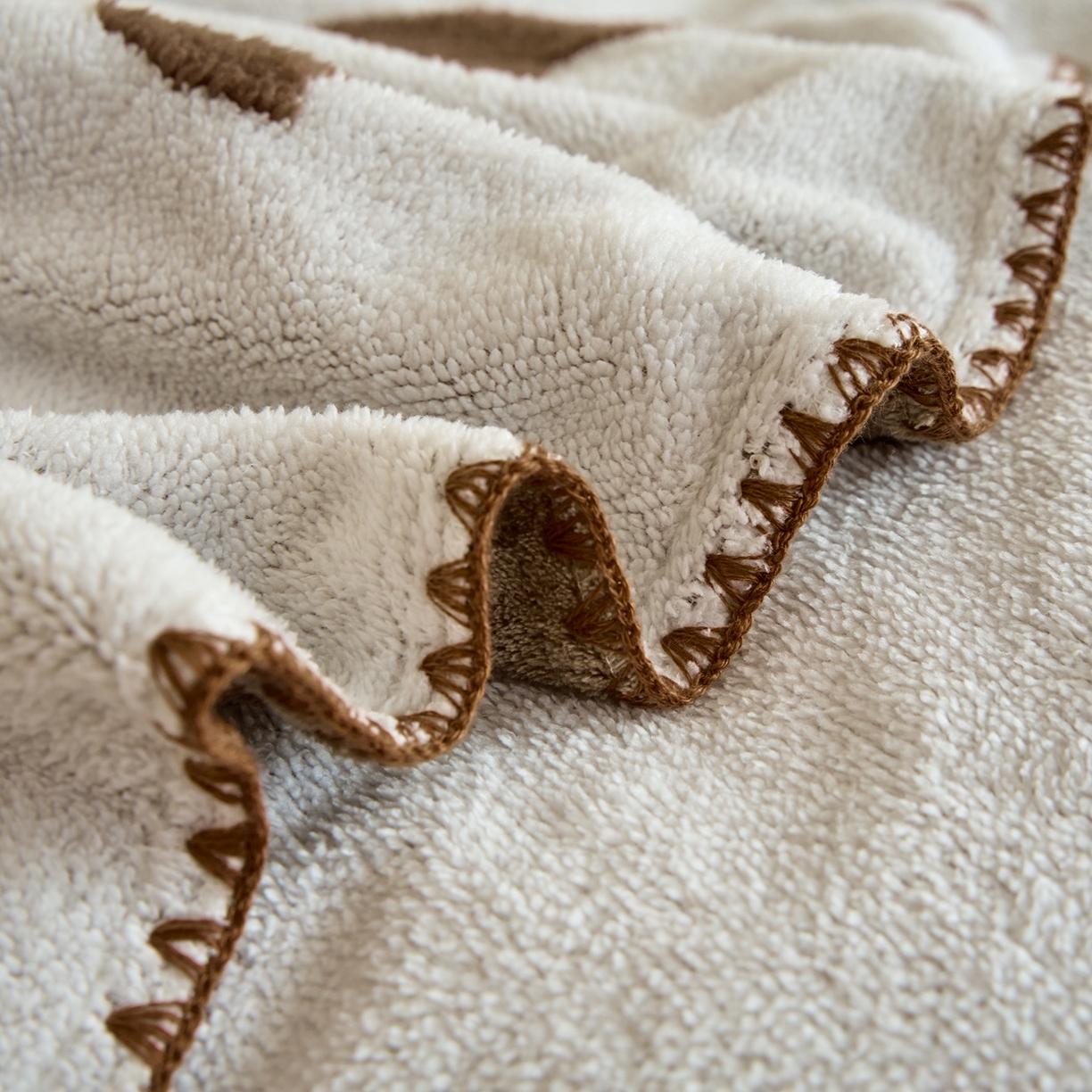 91家纺网 家纺一手货源 找家纺 丝印良品 2025新款加厚兔绒提花牛奶绒四件套系列 爱心-梧桐灰