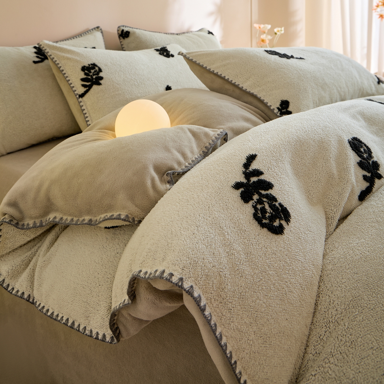 91家纺网 家纺一手货源 找家纺 丝印良品 2025新款加厚兔绒提花牛奶绒四件套系列 玫瑰-卡其